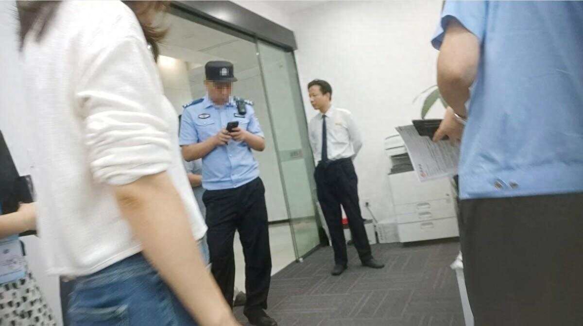 警方突击检查贷款中介公司，非法AB贷套路曝光