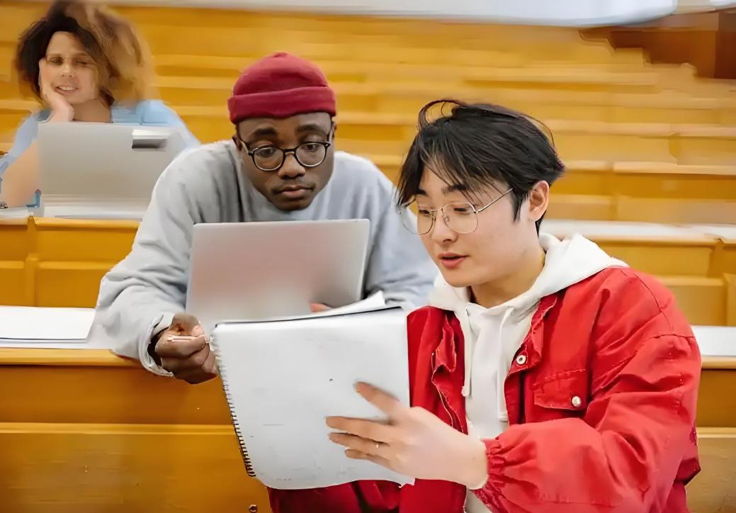 欠信用卡偷渡国外_透支信用卡 逃到国外_国外透支卡在国内能刷出来吗