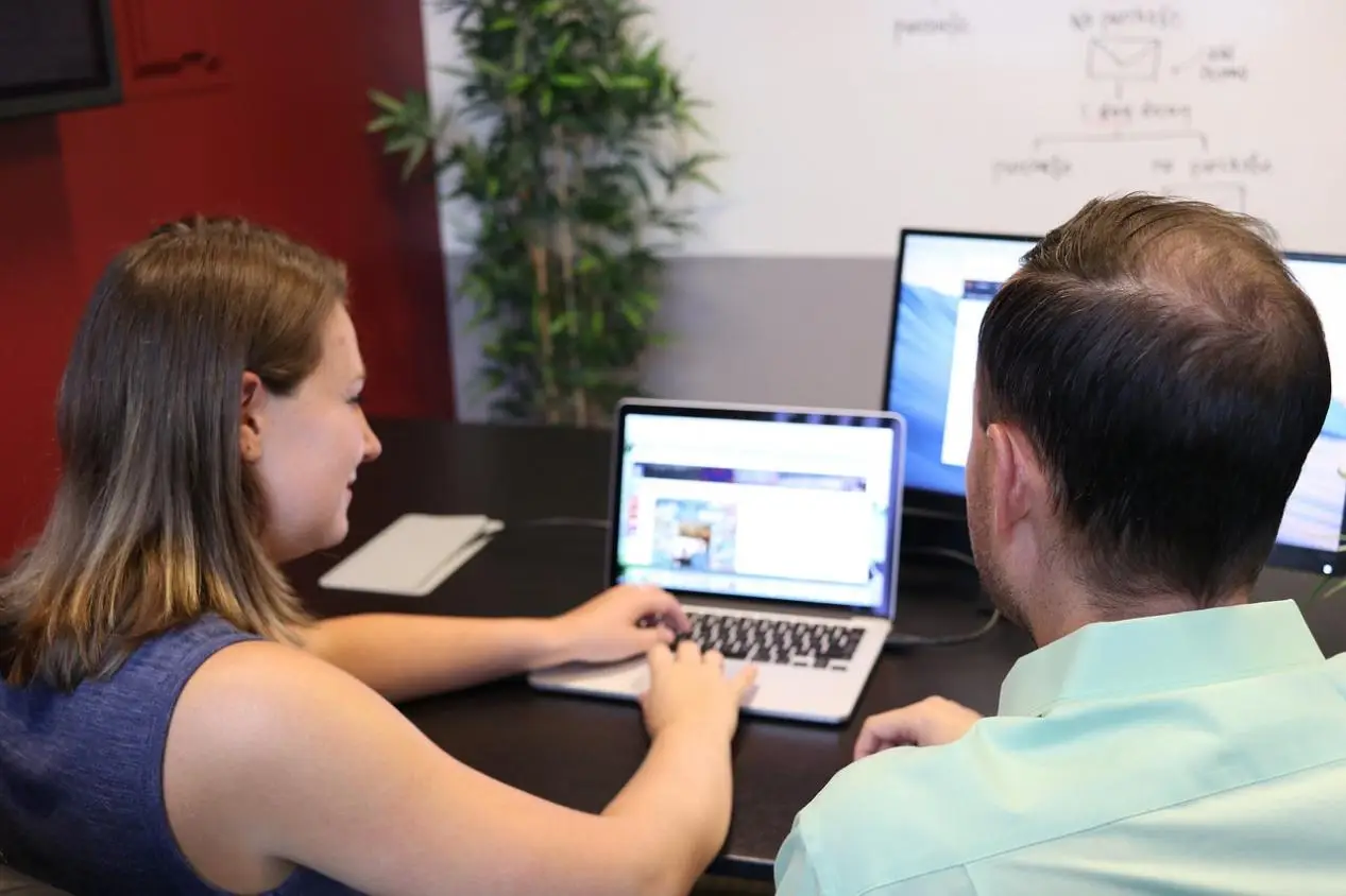 未来宝宝长相预测软件哪个好？NicePic vs BabyMaker 全面对比评测