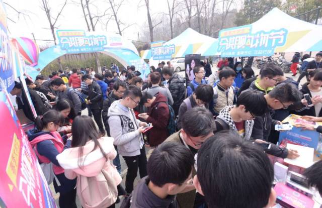 脱离高考束缚入大学，面对诱惑囊中羞涩，校园贷背后是啥滋味？