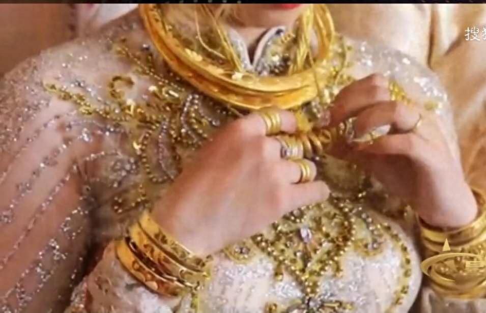 用嫁妆换金币。金手镯不如金块，金块不如金片。